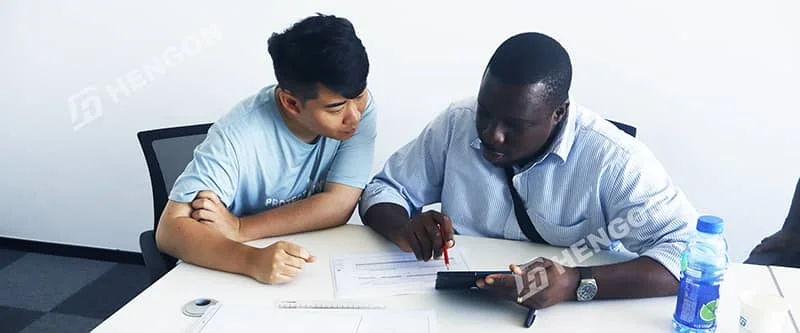 Estrechando lazos: Un cliente tanzano firma un nuevo contrato